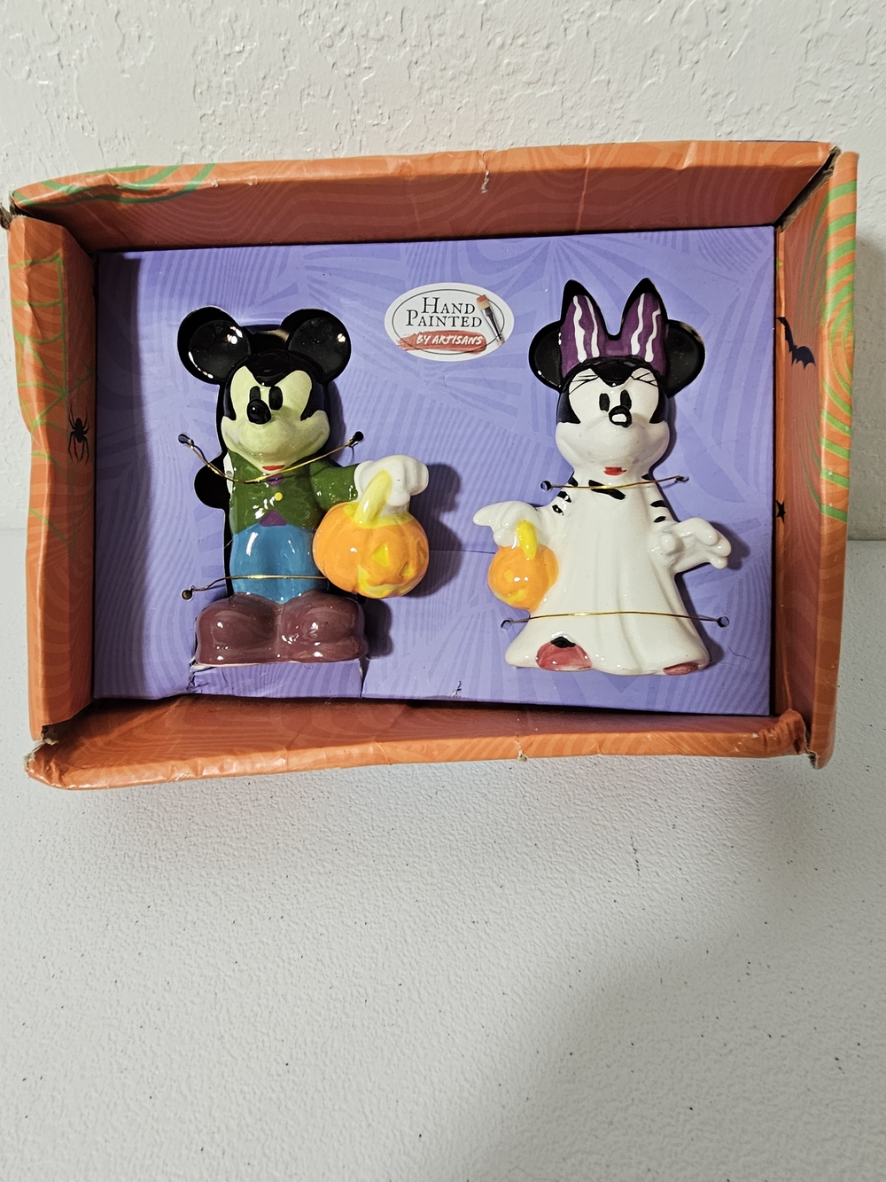 Disney hand-painted ceramic Halloween Mickey & Minnie Salt and Pepper